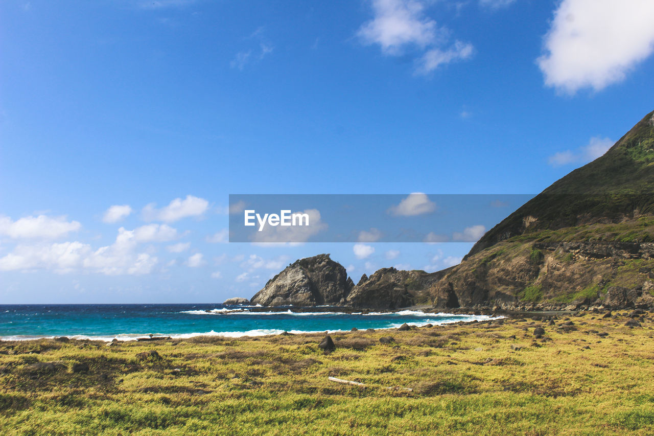 SCENIC VIEW OF SEA AND MOUNTAINS AGAINST SKY