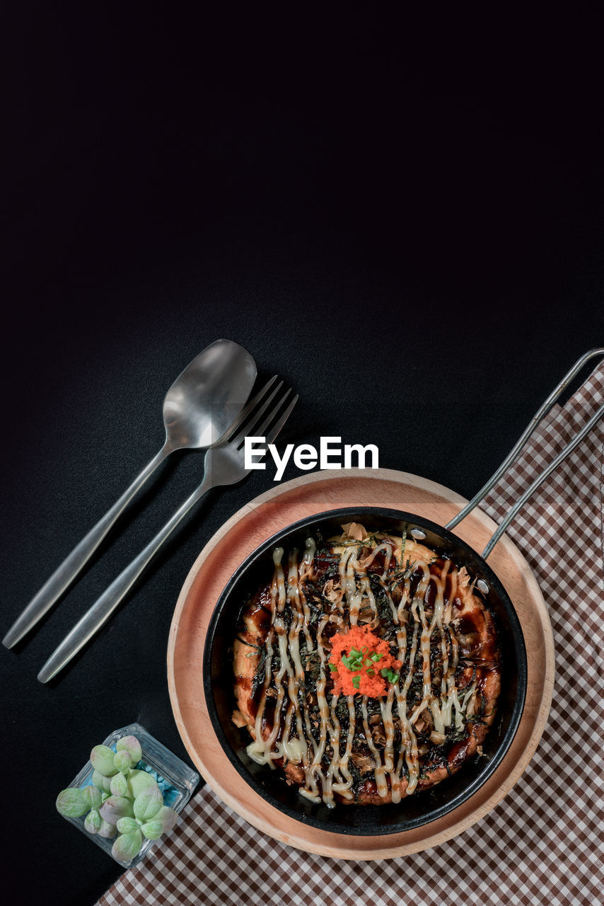 DIRECTLY ABOVE SHOT OF FOOD IN BOWL AGAINST BLACK BACKGROUND