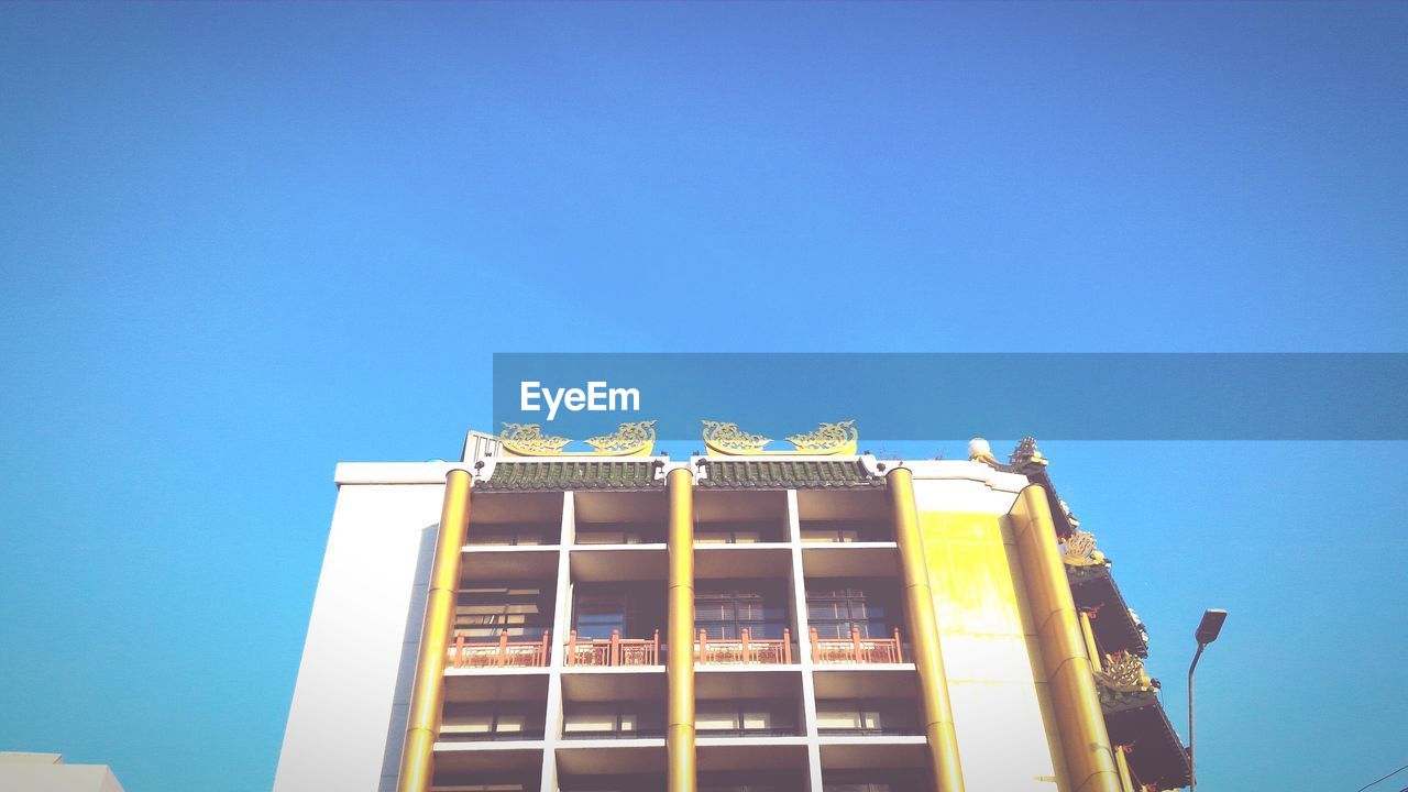 LOW ANGLE VIEW OF BUILT STRUCTURE AGAINST BLUE SKY