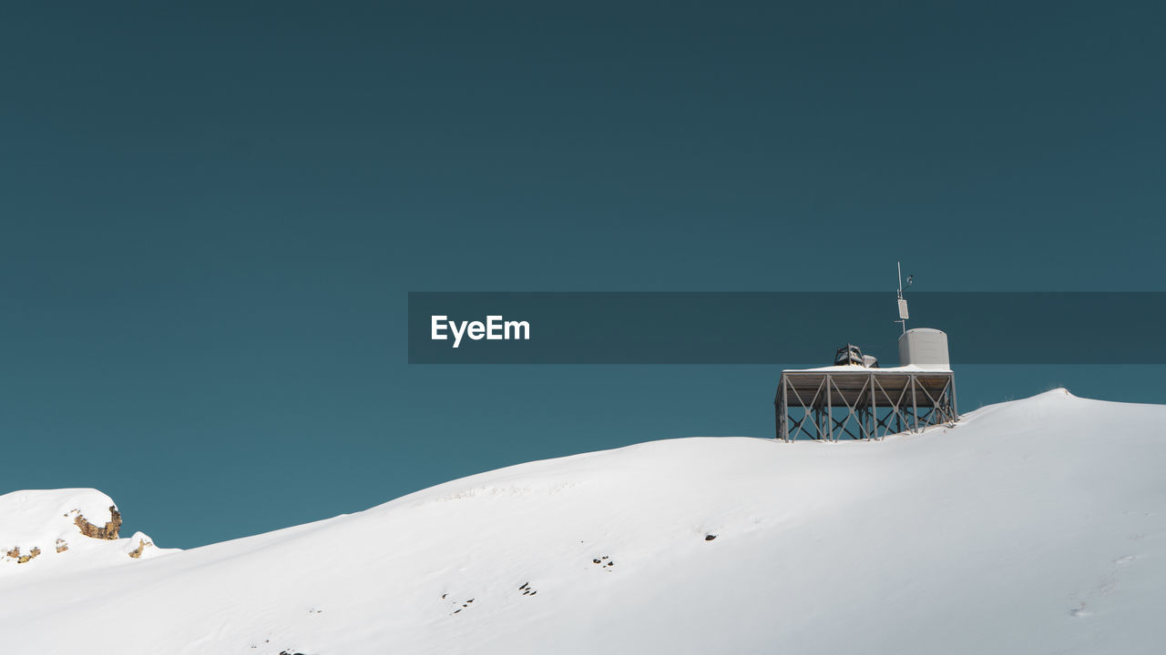 SCENIC VIEW OF SNOW COVERED MOUNTAINS AGAINST CLEAR BLUE SKY