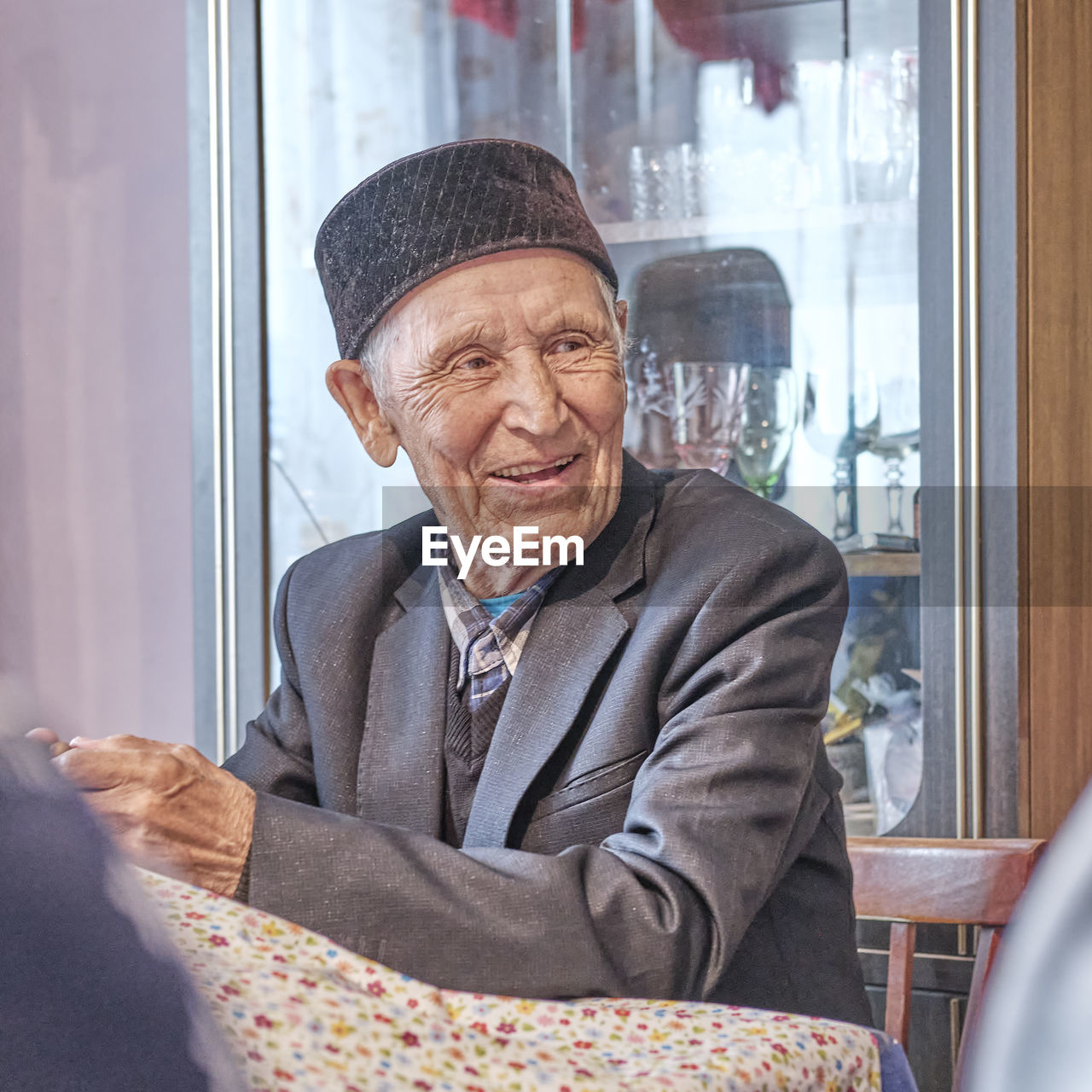 PORTRAIT OF MID ADULT MAN SITTING IN WINDOW