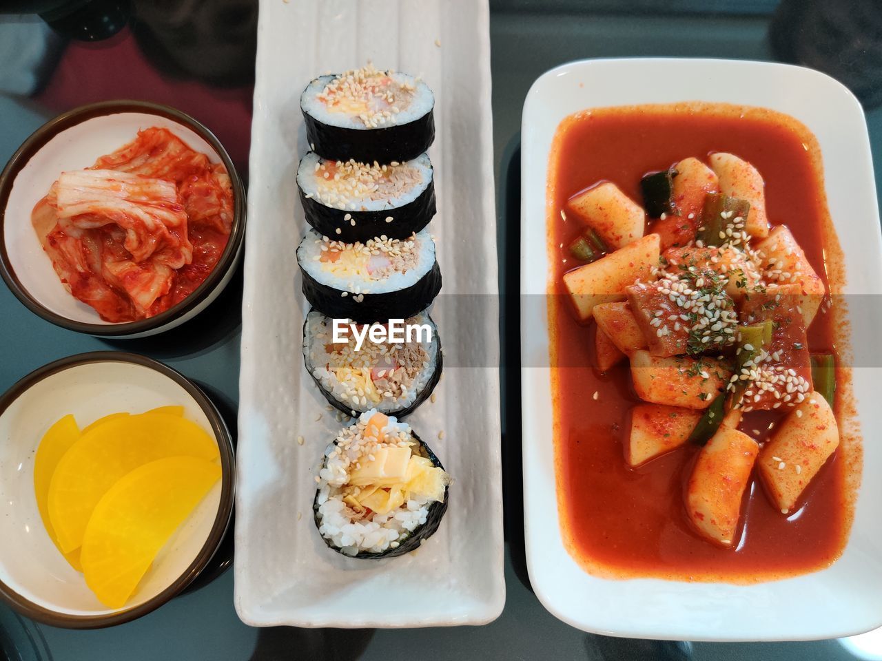 HIGH ANGLE VIEW OF SUSHI SERVED IN PLATE