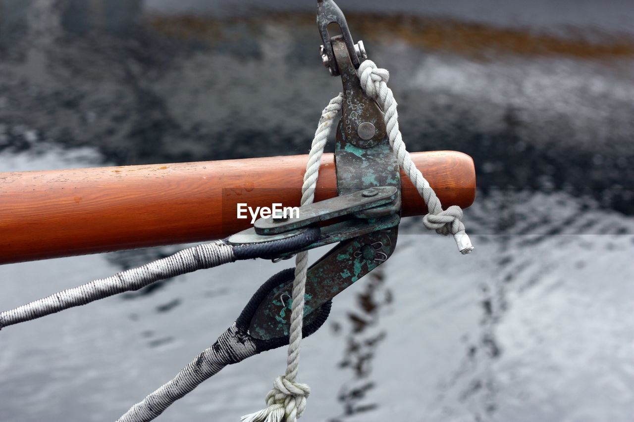 rope, water, winter, focus on foreground, day, nature, strength, spring, outdoors, nautical vessel, no people, hanging, vehicle, transportation, close-up, tied up, metal, protection