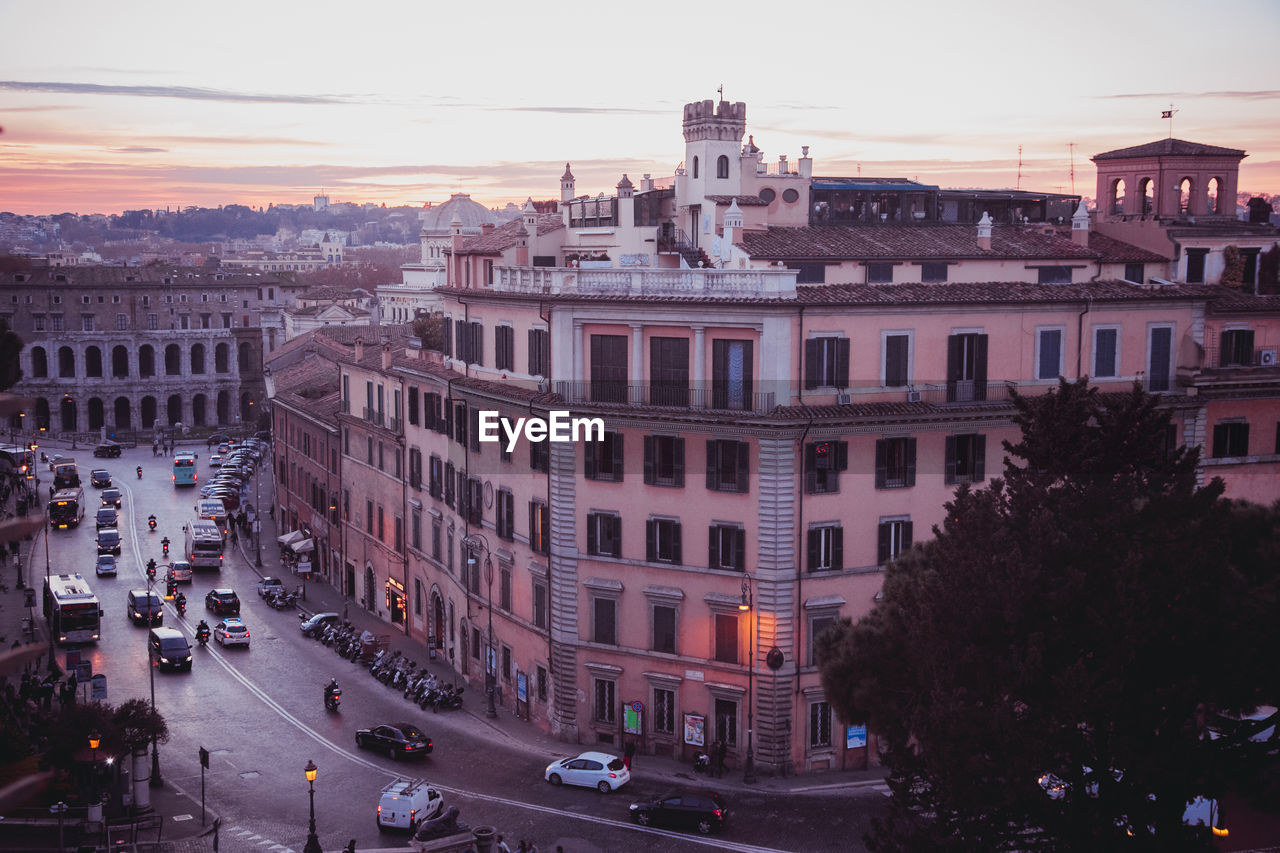 HIGH ANGLE VIEW OF BUILDINGS AGAINST SKY