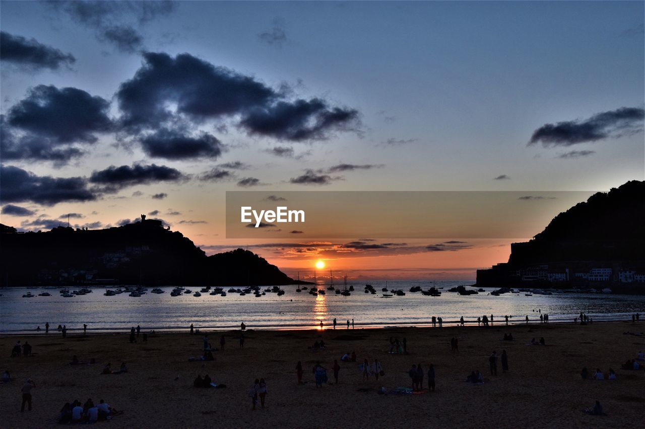 Atardecer en la playa de la concha. san sebastián. país vasco.