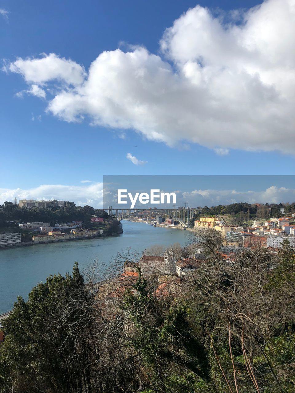 HIGH ANGLE VIEW OF CITY AND SEA AGAINST SKY