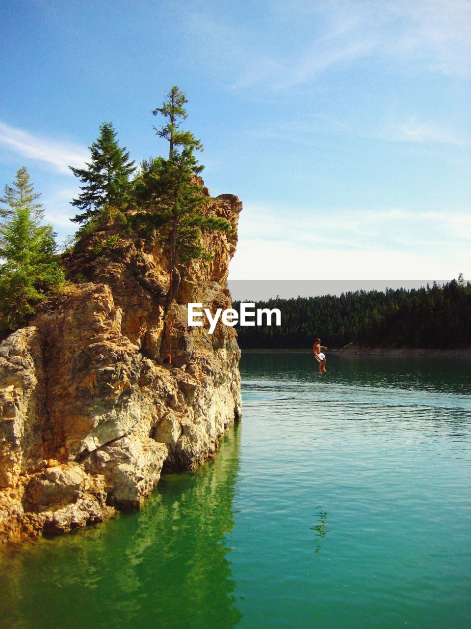 SCENIC VIEW OF ROCKS ON SEA AGAINST SKY