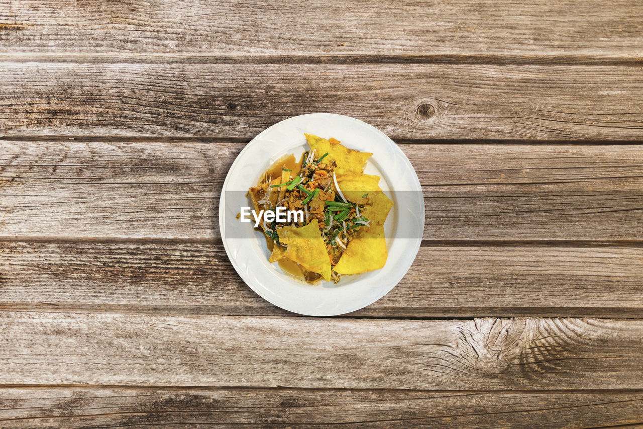 HIGH ANGLE VIEW OF BREAKFAST IN BOWL ON TABLE