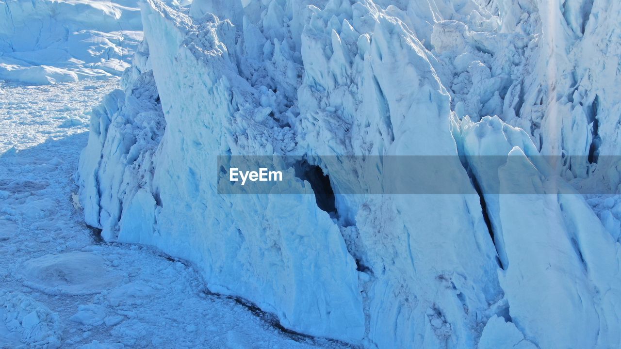 FULL FRAME SHOT OF FROZEN SNOW