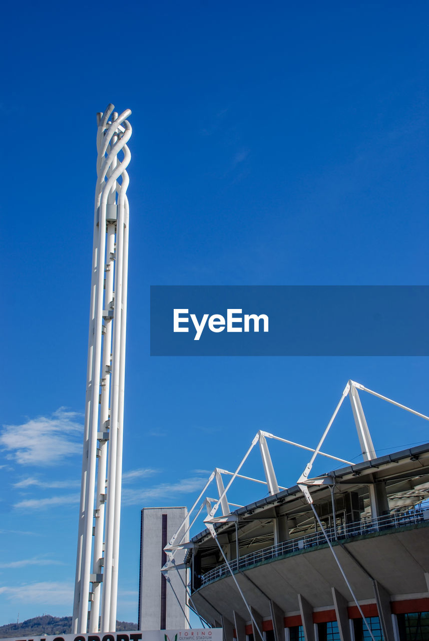 LOW ANGLE VIEW OF MODERN BUILDING AGAINST BLUE SKY