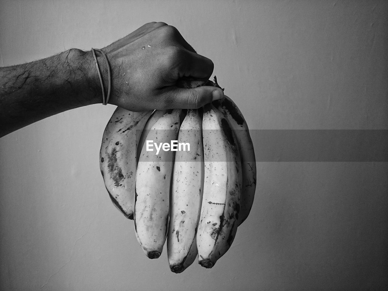 CLOSE-UP OF HAND HOLDING ICE CREAM CONE