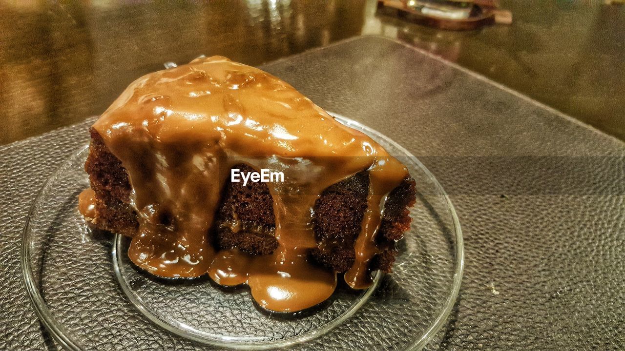 CLOSE-UP OF CHOCOLATE CAKE ON PLATE