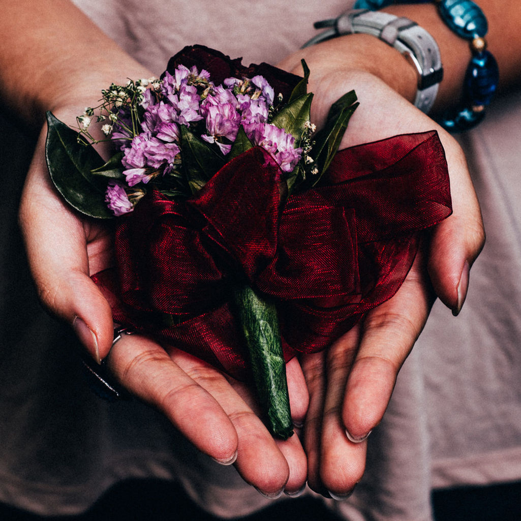 CROPPED IMAGE OF HAND HOLDING FLOWER