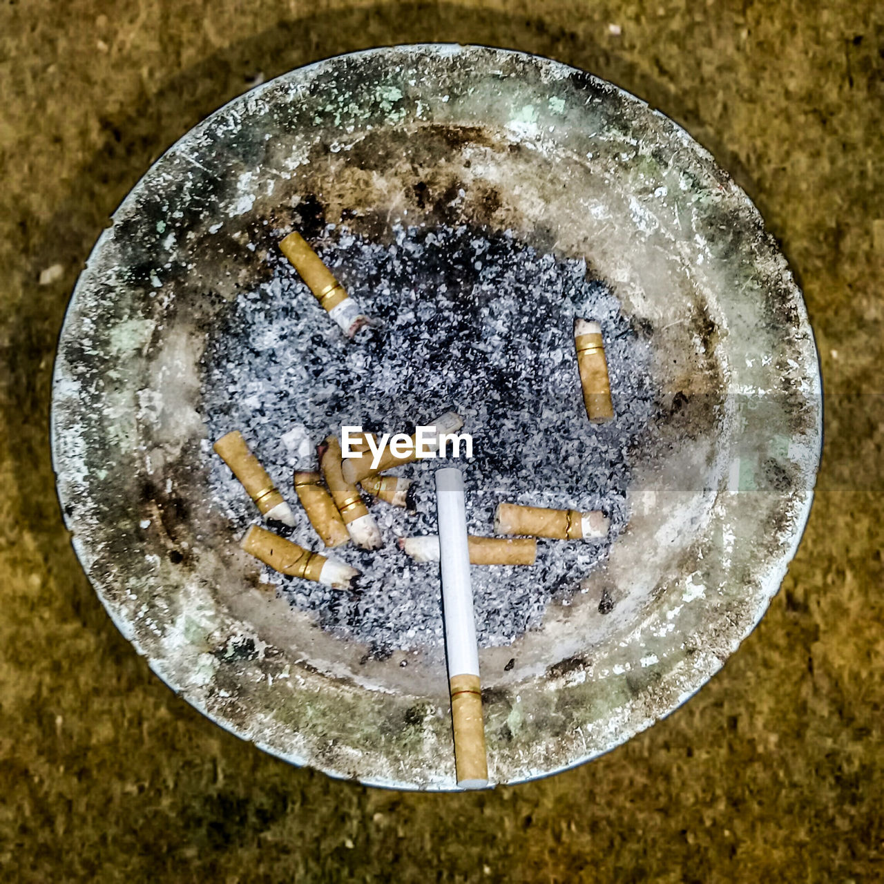 HIGH ANGLE VIEW OF CIGARETTE DRINKING GLASSES