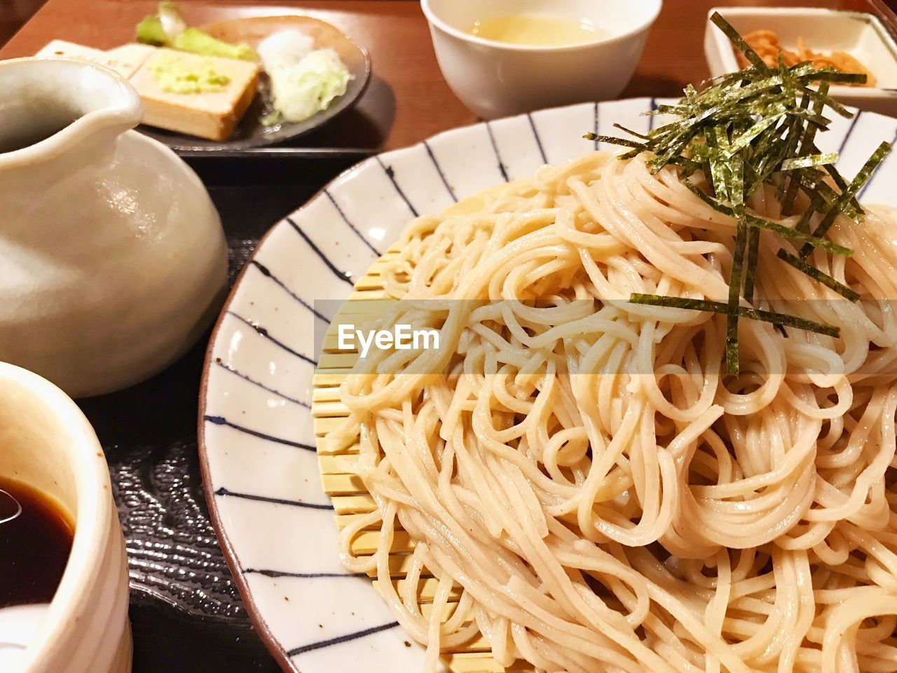 HIGH ANGLE VIEW OF FOOD IN BOWL