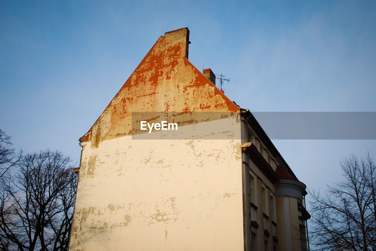 LOW ANGLE VIEW OF BUILT STRUCTURES AGAINST BLUE SKY