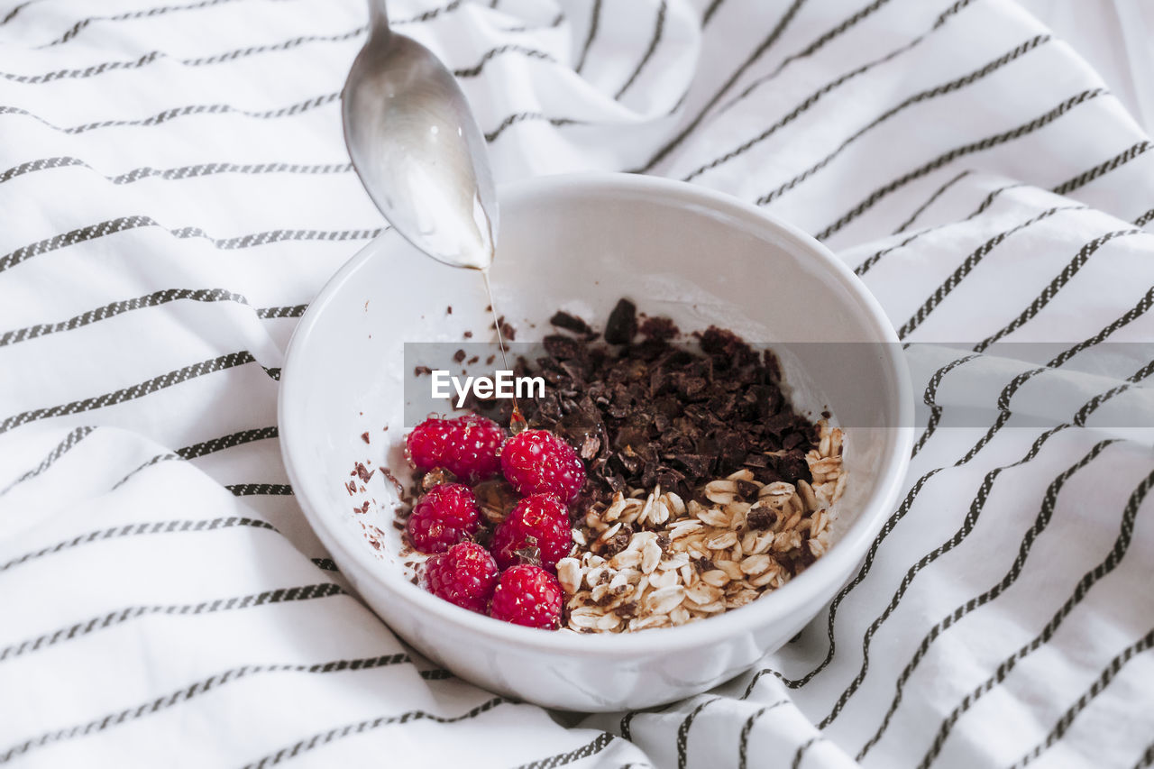 HIGH ANGLE VIEW OF BREAKFAST ON TABLE AGAINST WALL