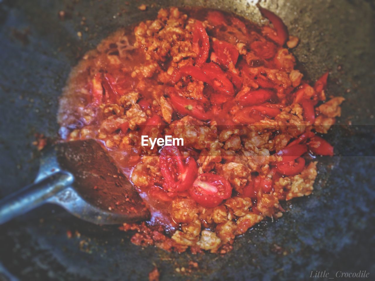 HIGH ANGLE VIEW OF MEAT IN PLATE