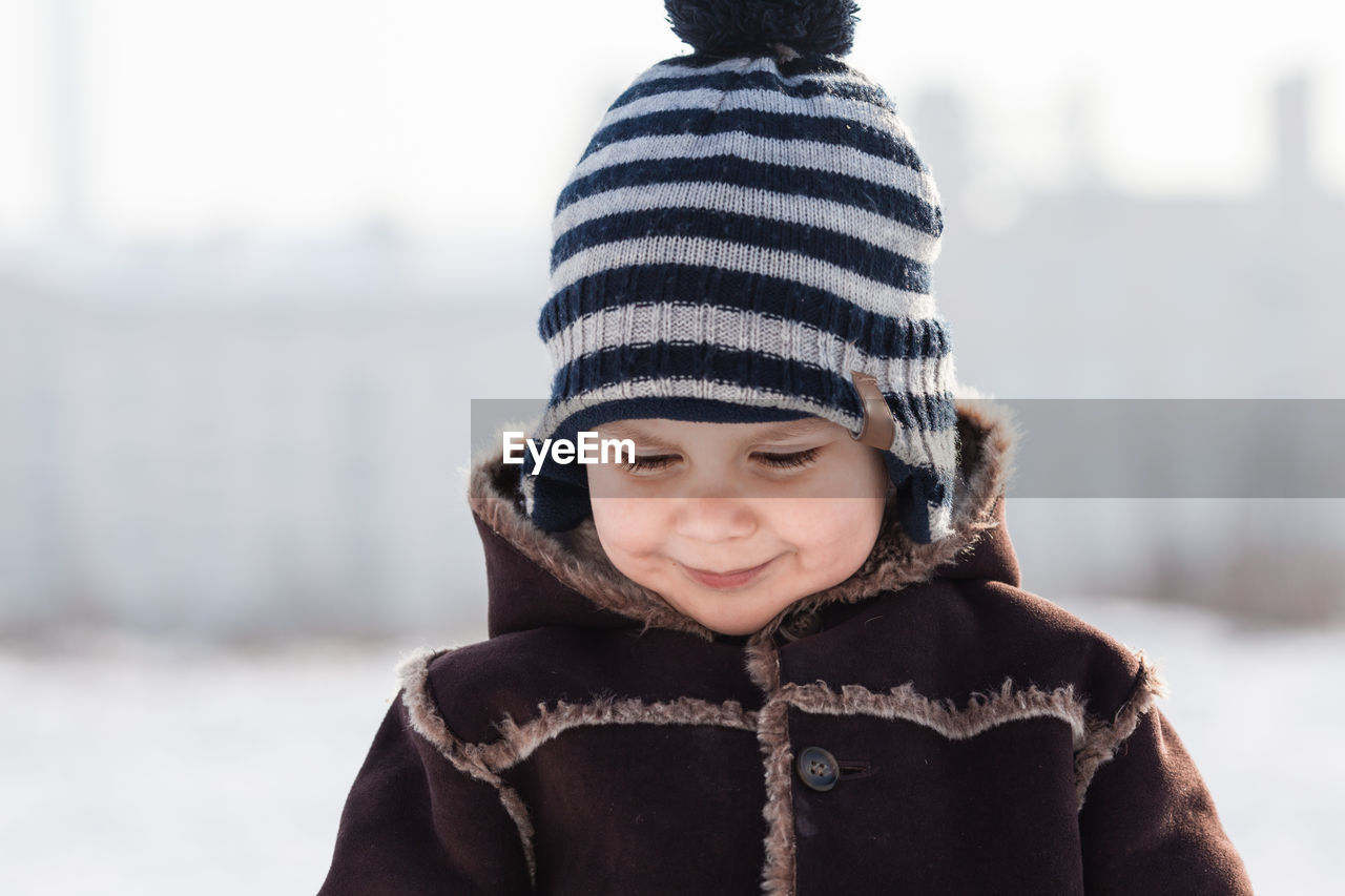 PORTRAIT OF MID ADULT WOMAN IN SNOW