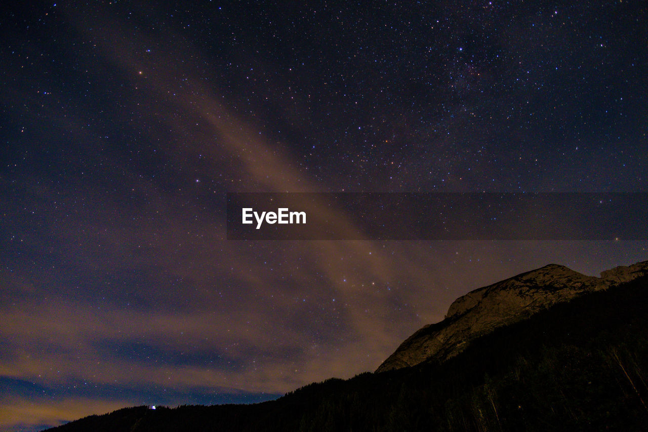 LOW ANGLE VIEW OF SILHOUETTE MOUNTAINS AGAINST SKY AT NIGHT