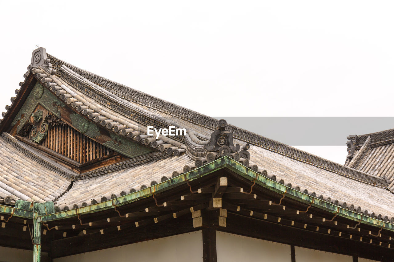 LOW ANGLE VIEW OF TEMPLE ROOF AGAINST SKY