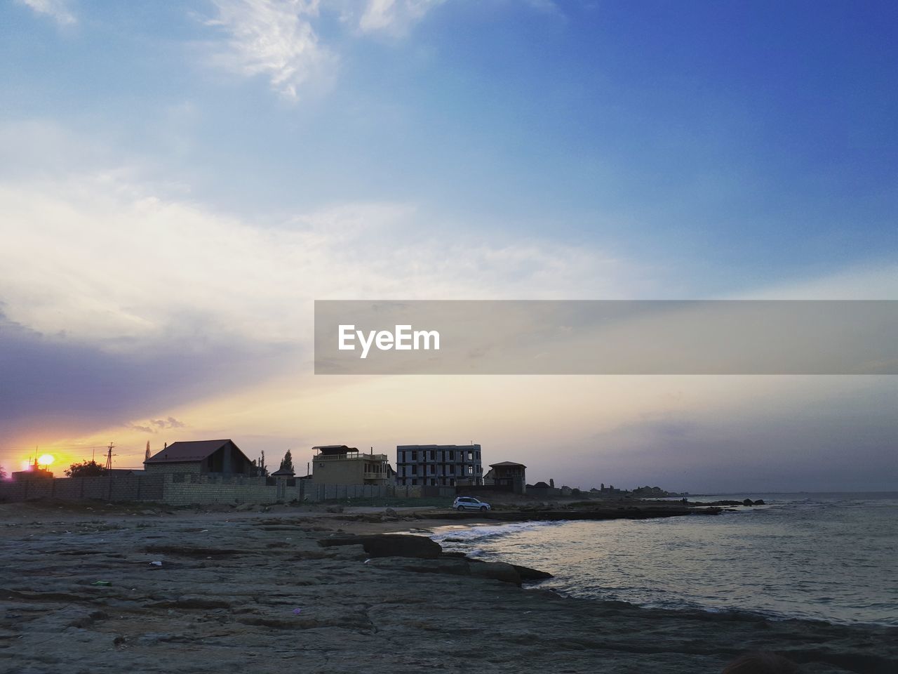 VIEW OF SEA AGAINST CLOUDY SKY DURING SUNSET