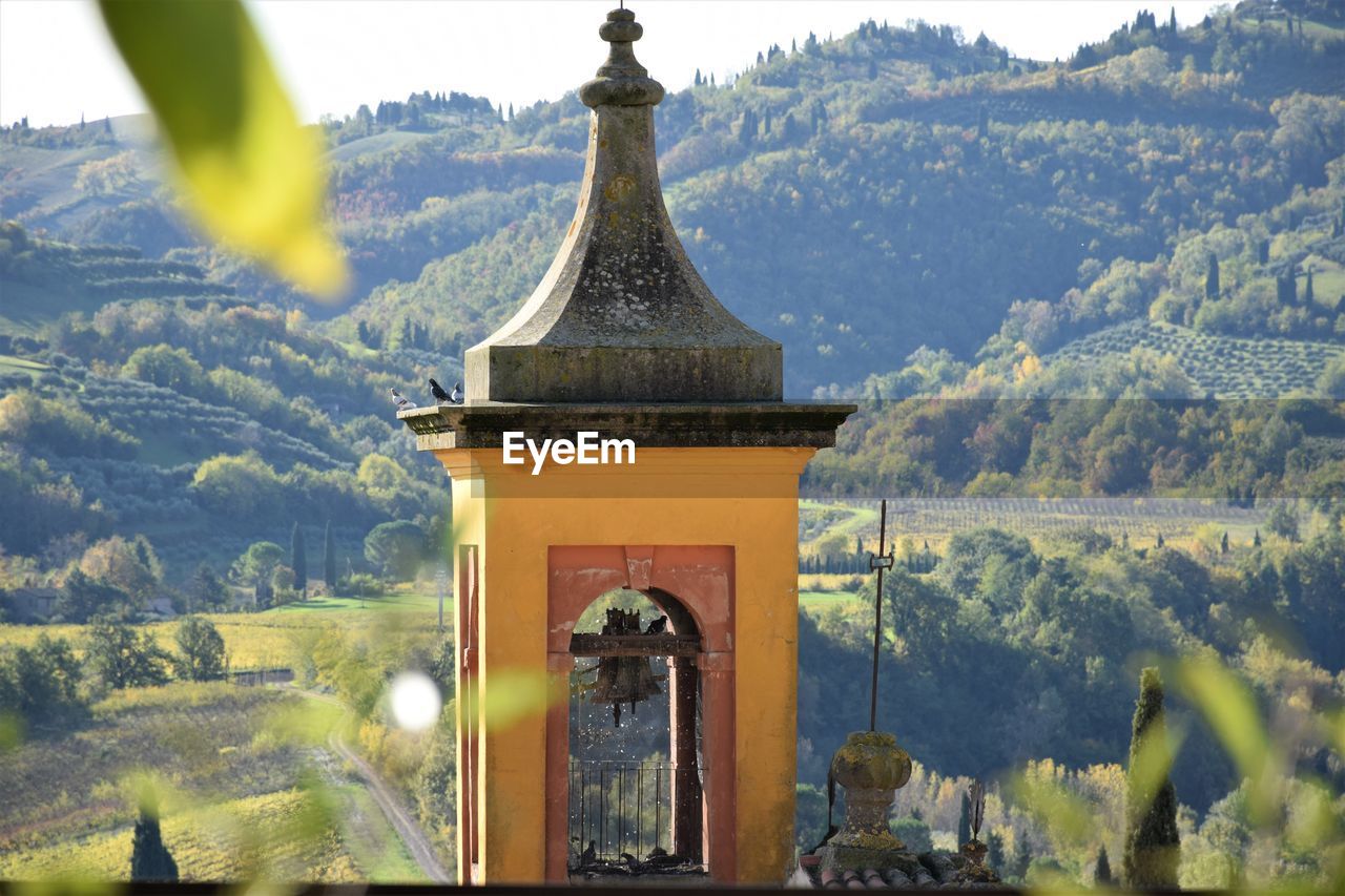 PANORAMIC VIEW OF TEMPLE AND BUILDING AGAINST MOUNTAIN