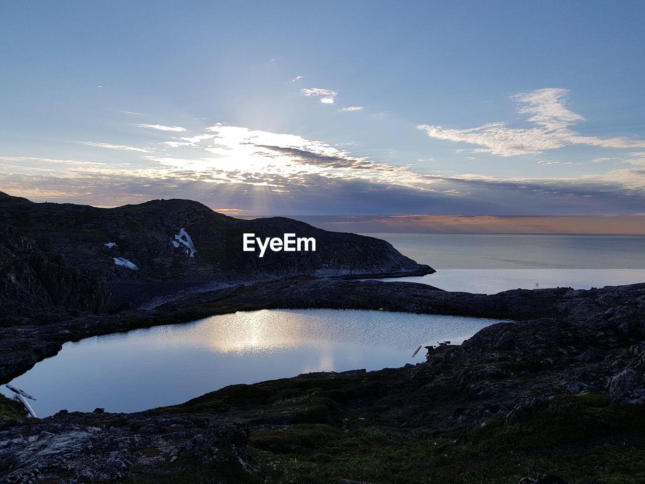 SCENIC VIEW OF SEA AND MOUNTAINS AGAINST SKY