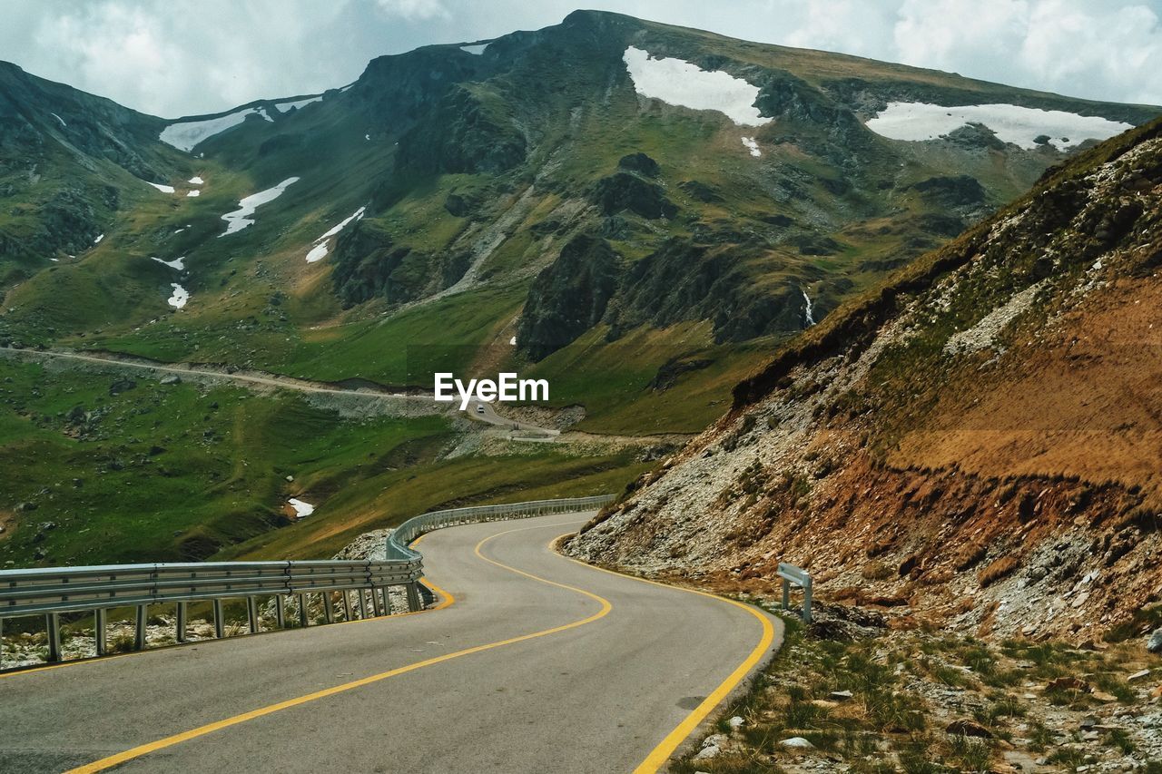 HIGH ANGLE VIEW OF ROAD ON MOUNTAIN