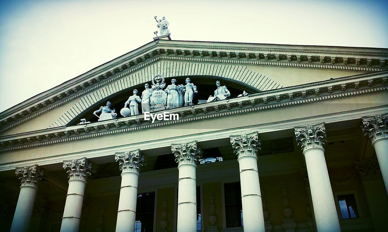 LOW ANGLE VIEW OF HISTORICAL BUILDING AGAINST SKY