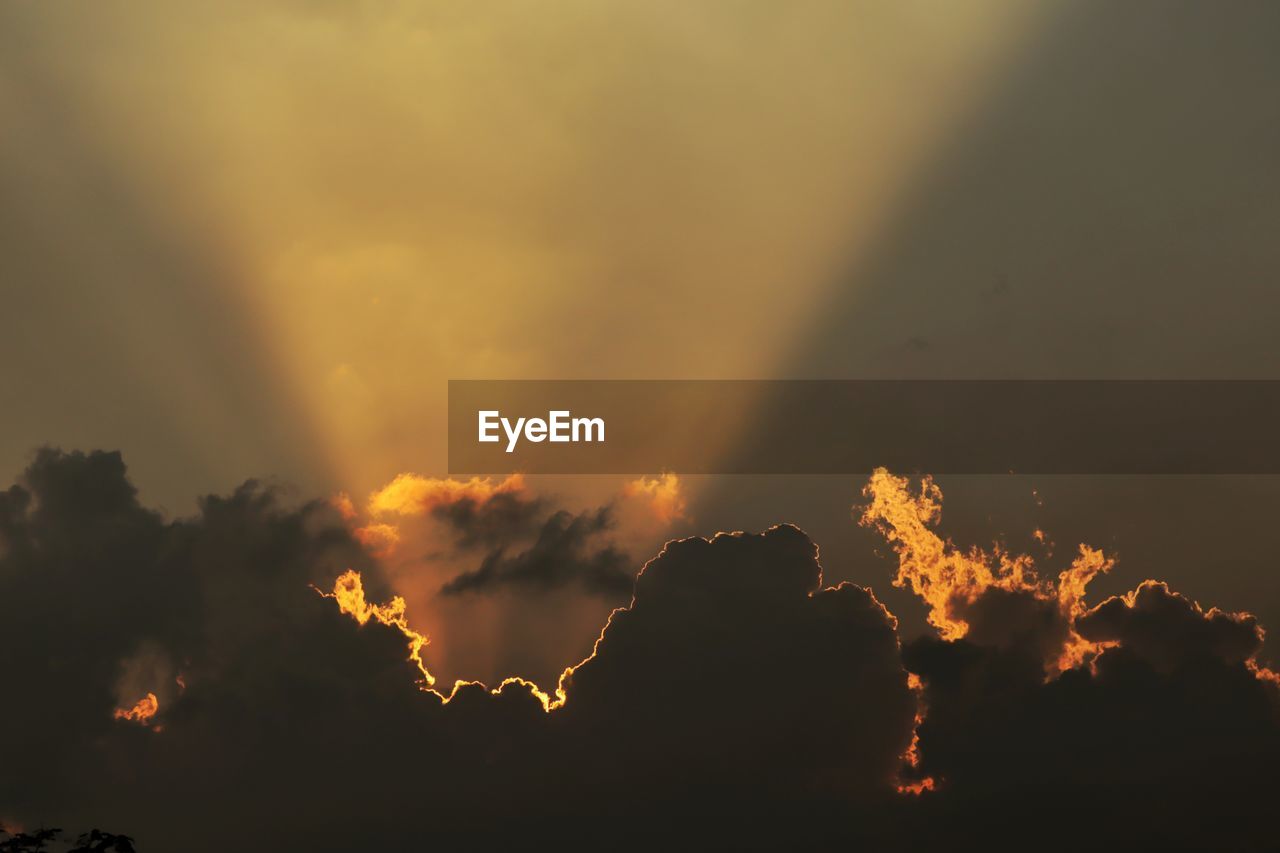 LOW ANGLE VIEW OF DRAMATIC SKY DURING SUNSET