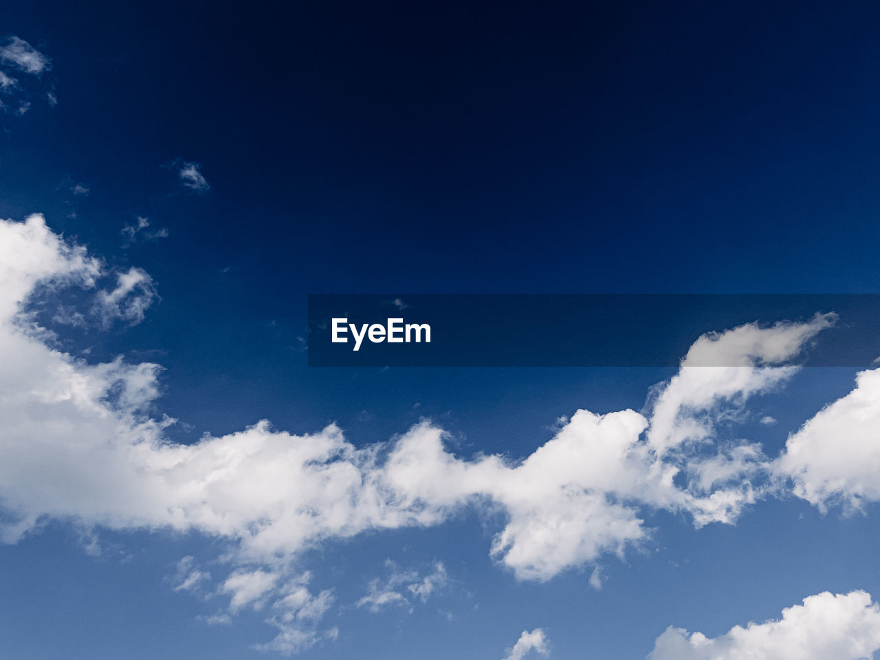 sky, cloud, blue, daytime, nature, environment, beauty in nature, cloudscape, scenics - nature, backgrounds, no people, clear sky, idyllic, atmosphere, white, outdoors, tranquility, sunlight, space, wind, horizon, low angle view, copy space, fluffy, summer, landscape, day, tranquil scene, high up, flying, light - natural phenomenon, meteorology