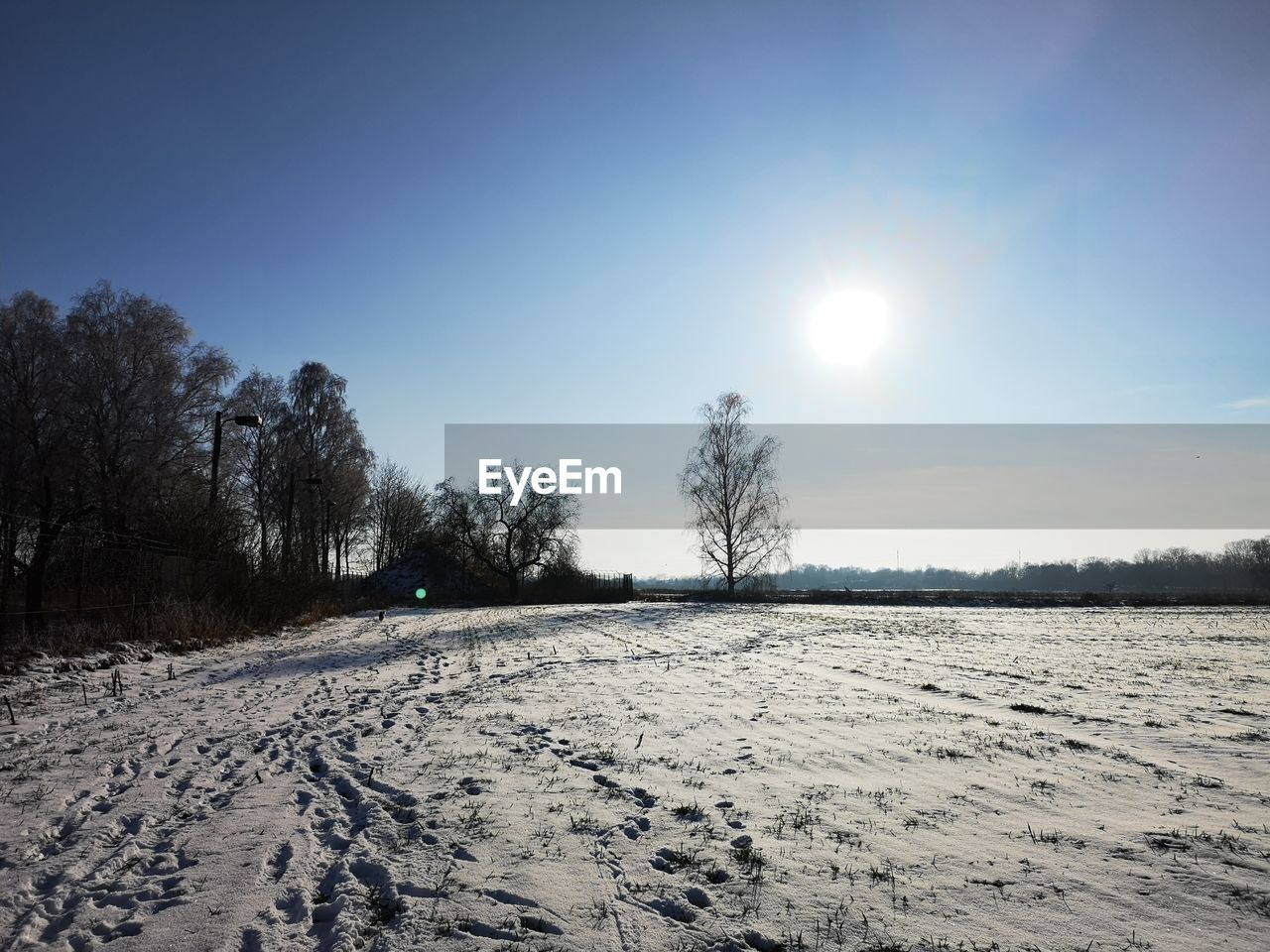 VIEW OF SNOW COVERED FIELD AGAINST SKY