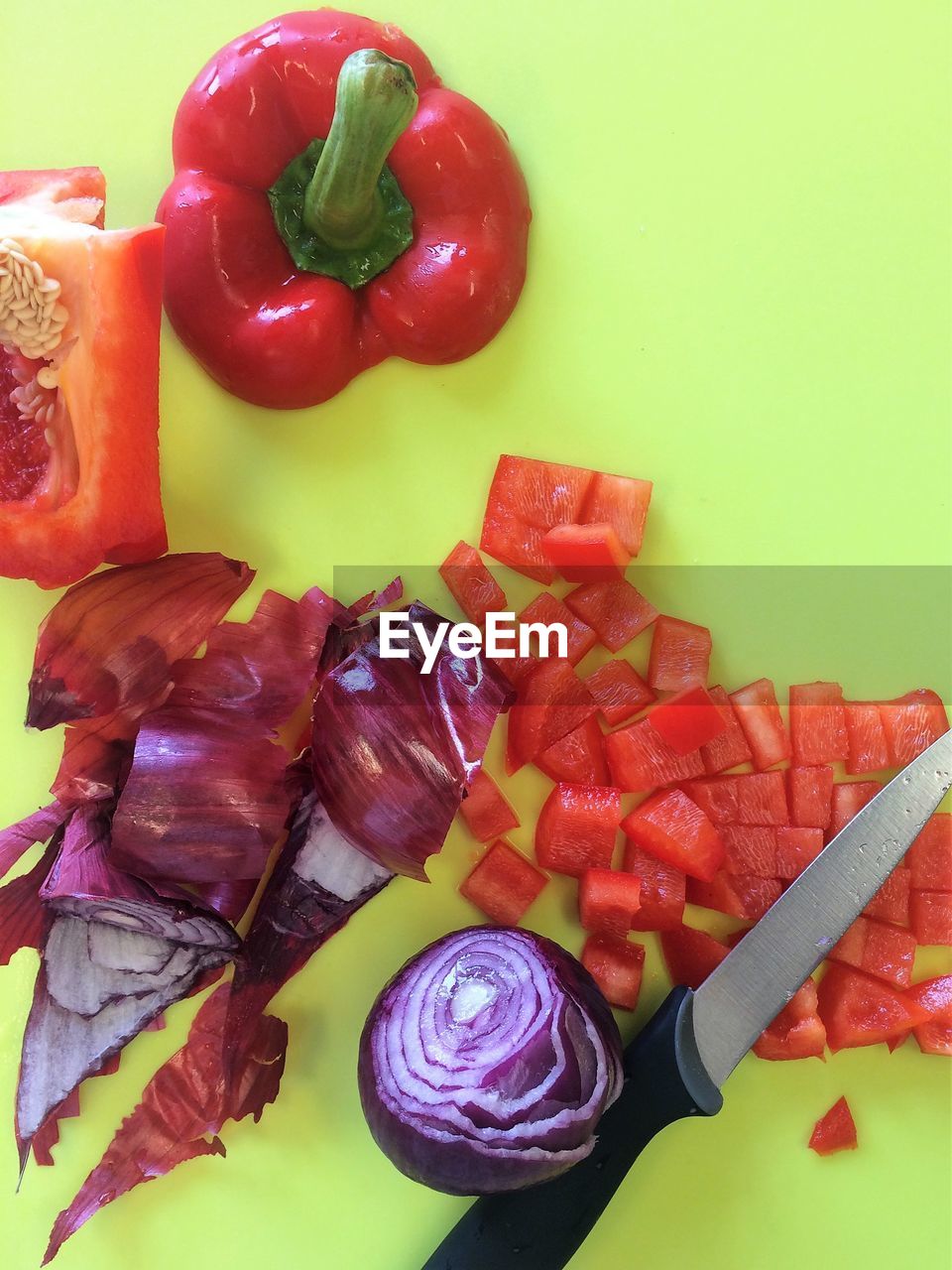 HIGH ANGLE VIEW OF MULTI COLORED CANDIES ON PLATE