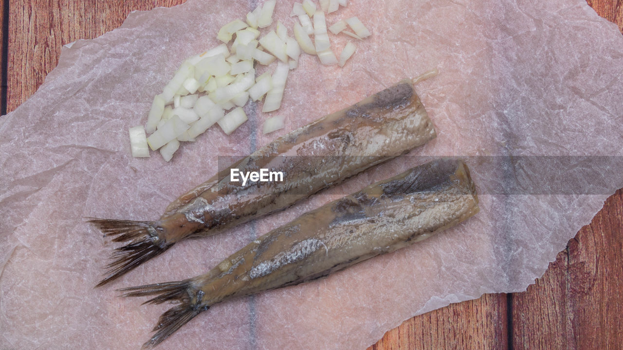 HIGH ANGLE VIEW OF CHOPPED FISH IN PLATE