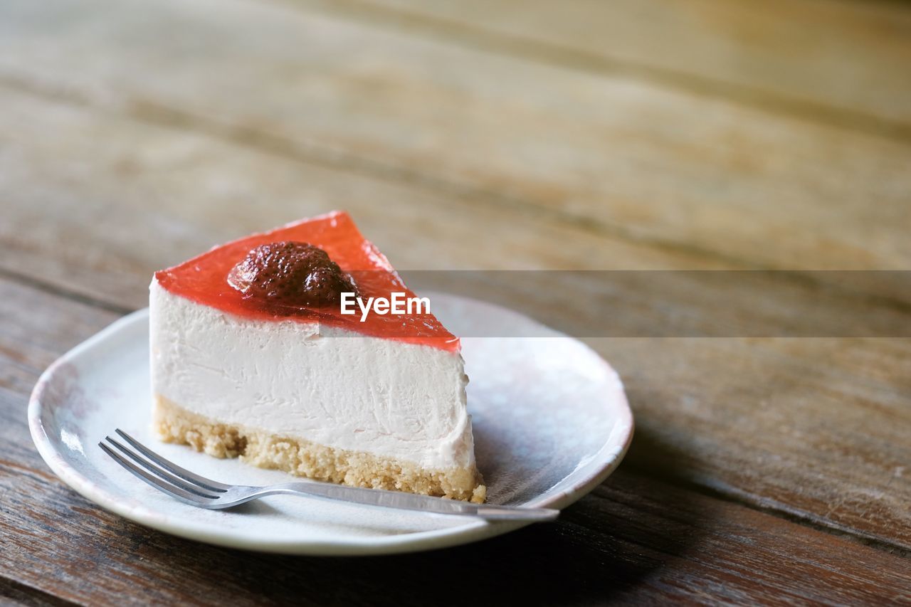 CLOSE-UP OF CAKE SLICE IN PLATE