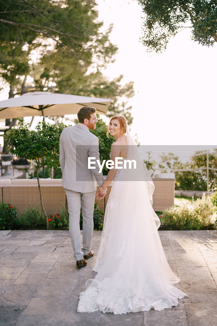 COUPLE HOLDING UMBRELLA