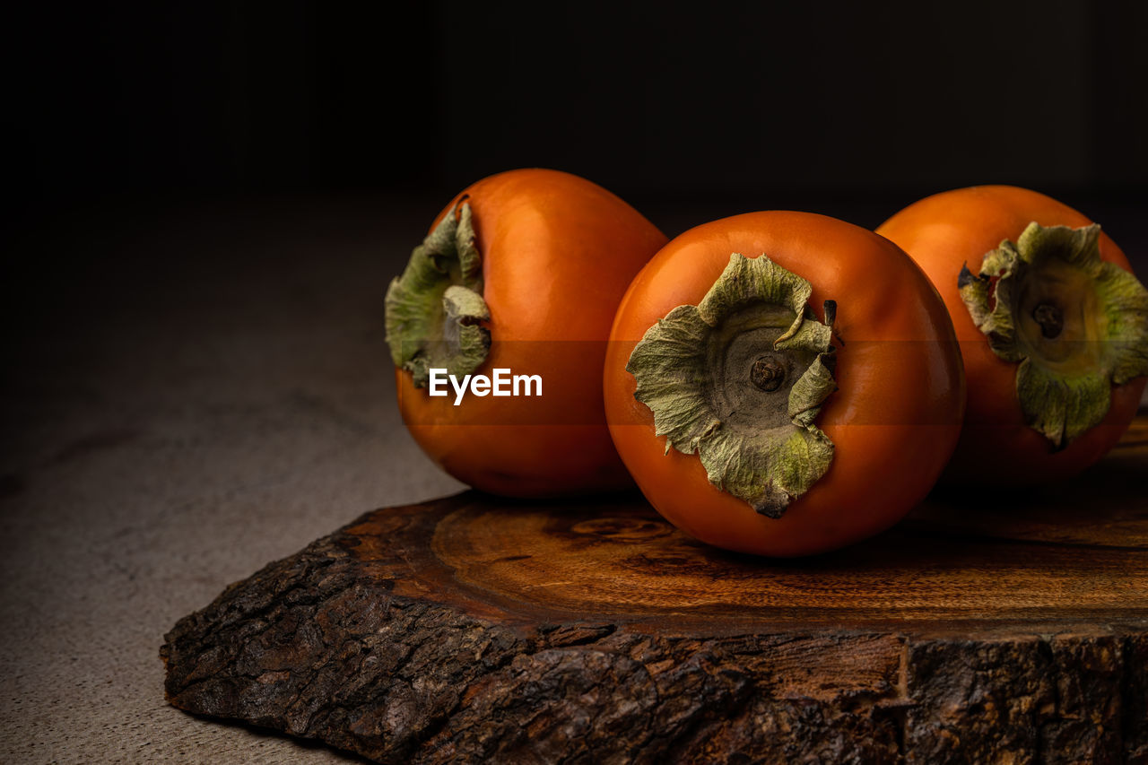 CLOSE-UP OF ORANGE ON TABLE