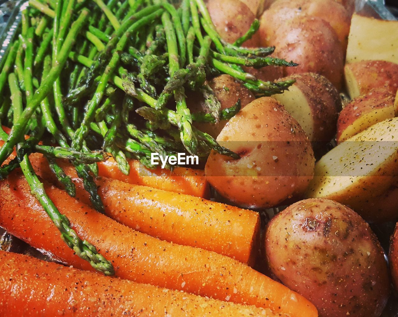 CLOSE-UP OF VEGETABLES