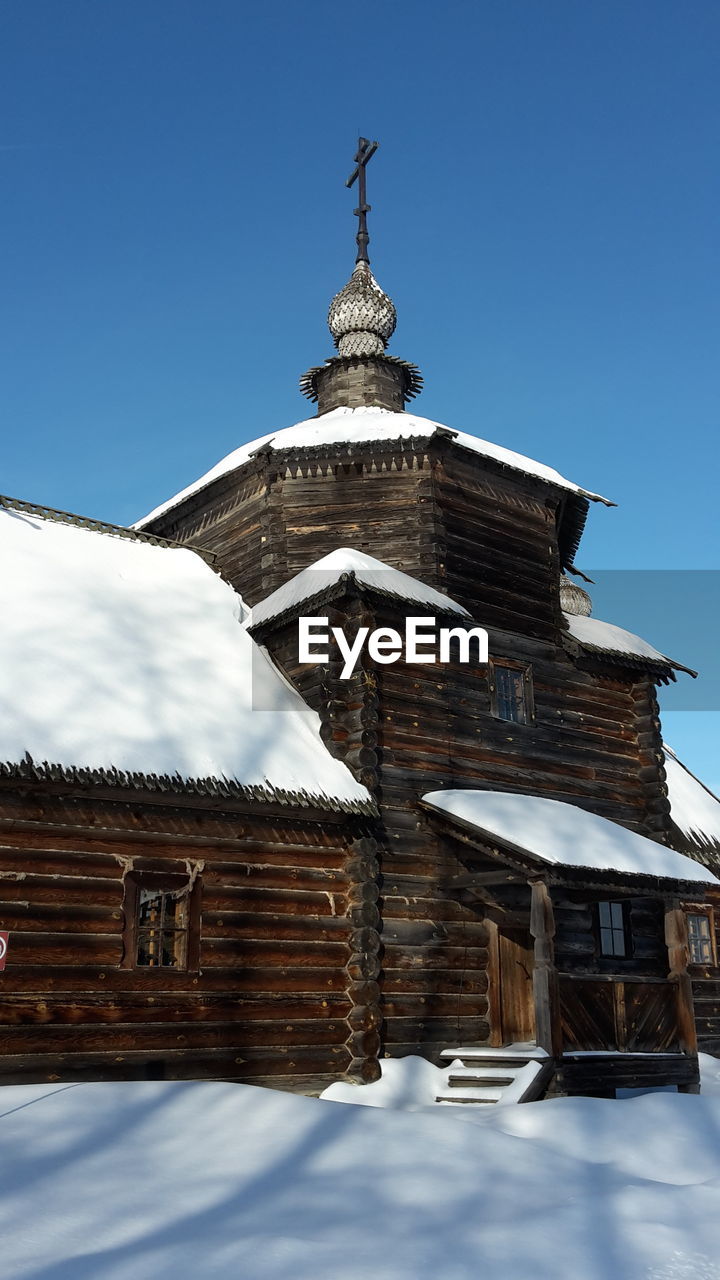 LOW ANGLE VIEW OF BUILDING AGAINST CLEAR BLUE SKY