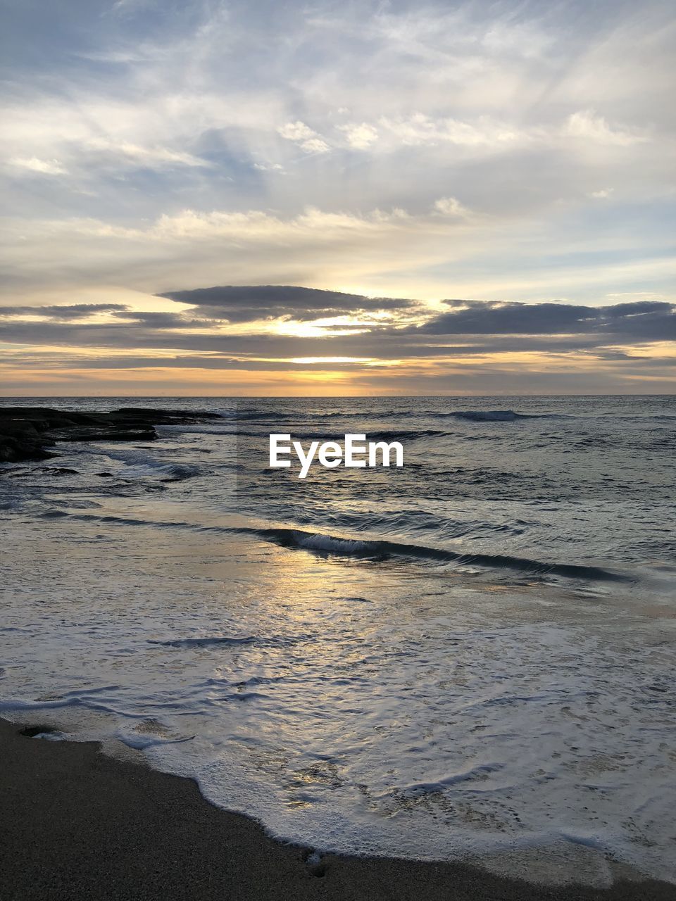 SCENIC VIEW OF SEA AGAINST SUNSET SKY