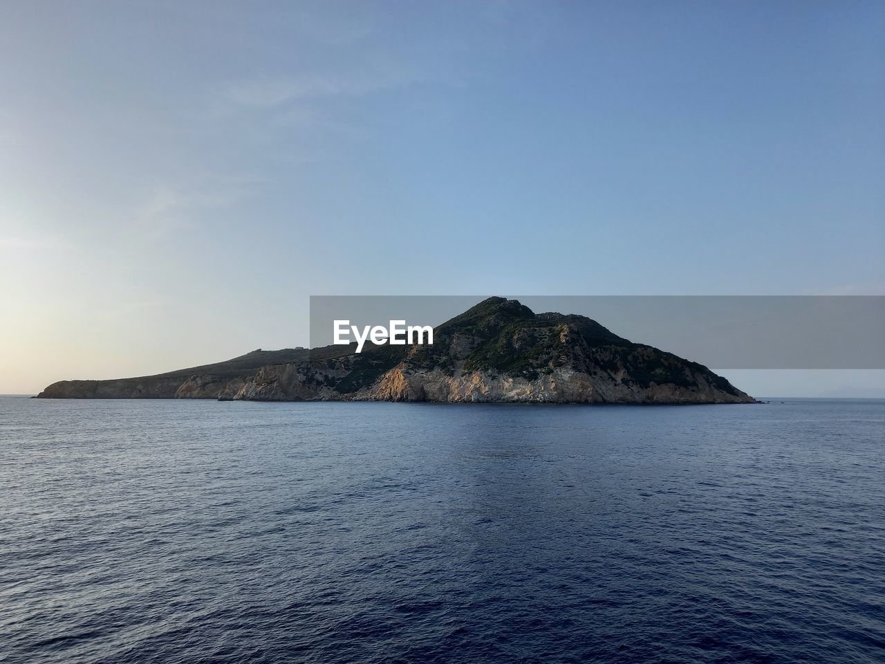 SCENIC VIEW OF SEA AND MOUNTAINS AGAINST CLEAR SKY