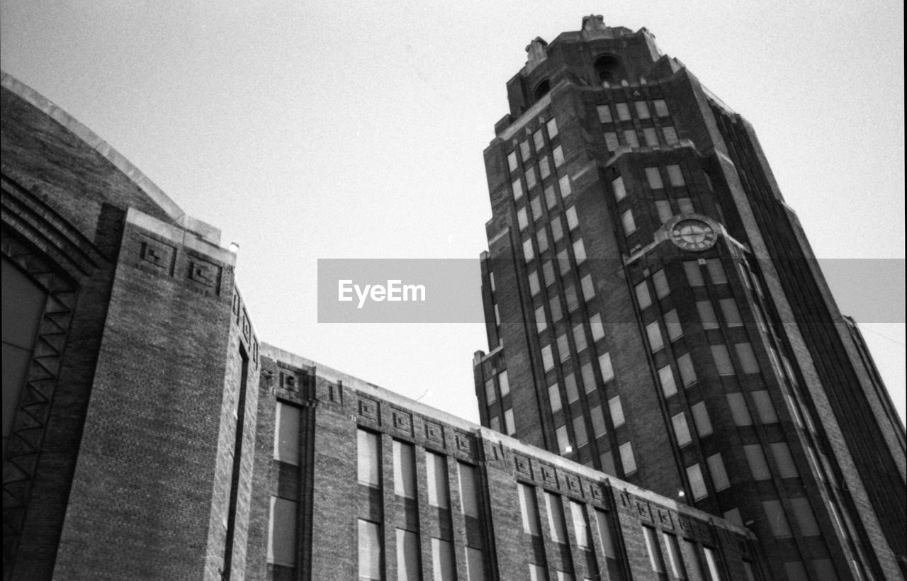 LOW ANGLE VIEW OF BUILDINGS IN CITY