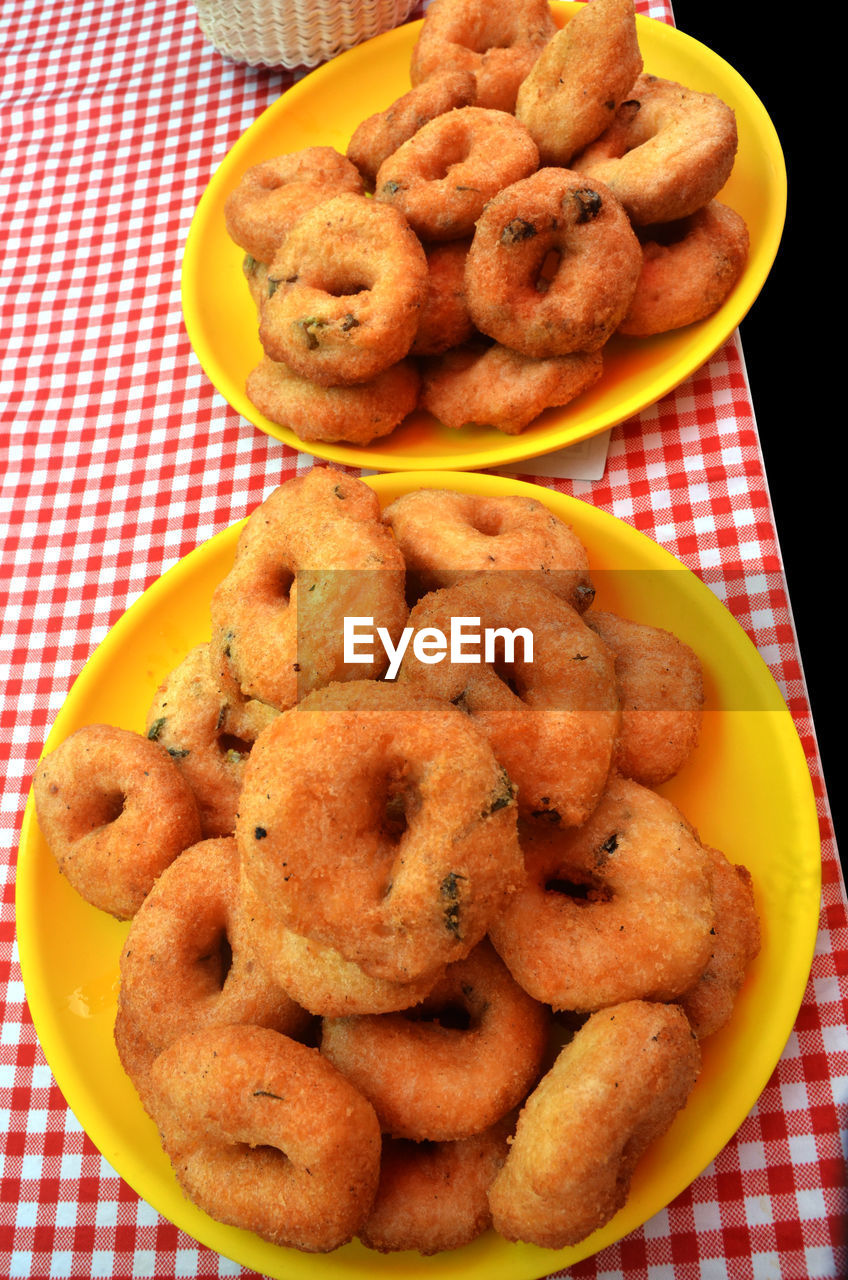 HIGH ANGLE VIEW OF BREAD IN PLATE