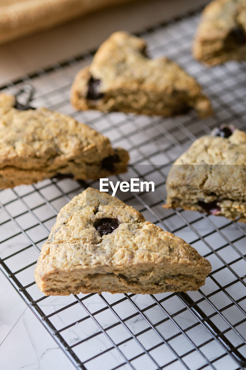 HIGH ANGLE VIEW OF COOKIES IN PLATE