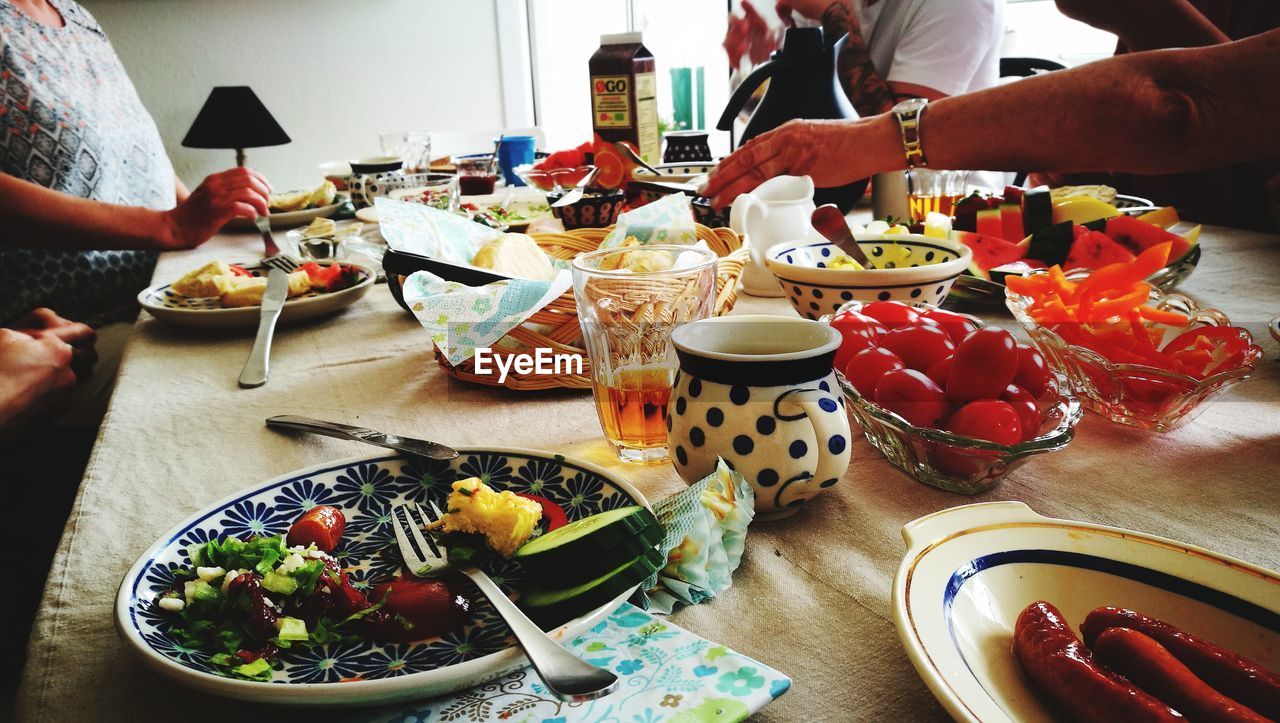 CLOSE-UP OF MAN EATING FOOD