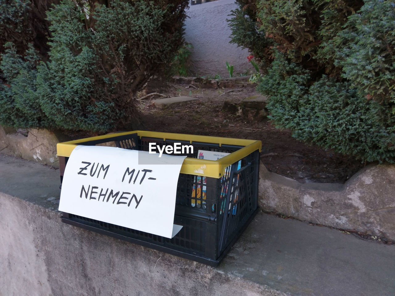 HIGH ANGLE VIEW OF INFORMATION SIGN ON WALL