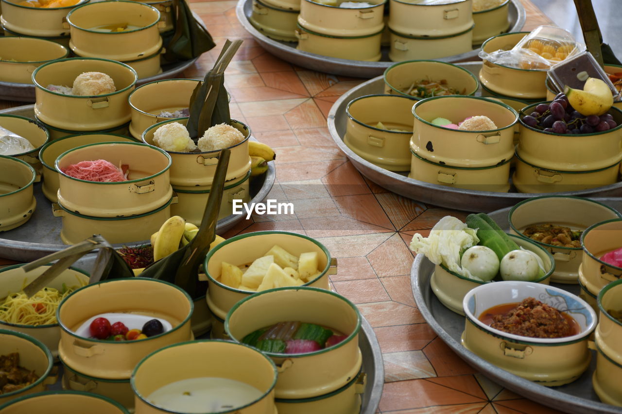 HIGH ANGLE VIEW OF VARIOUS FRUITS IN BOWL ON TABLE