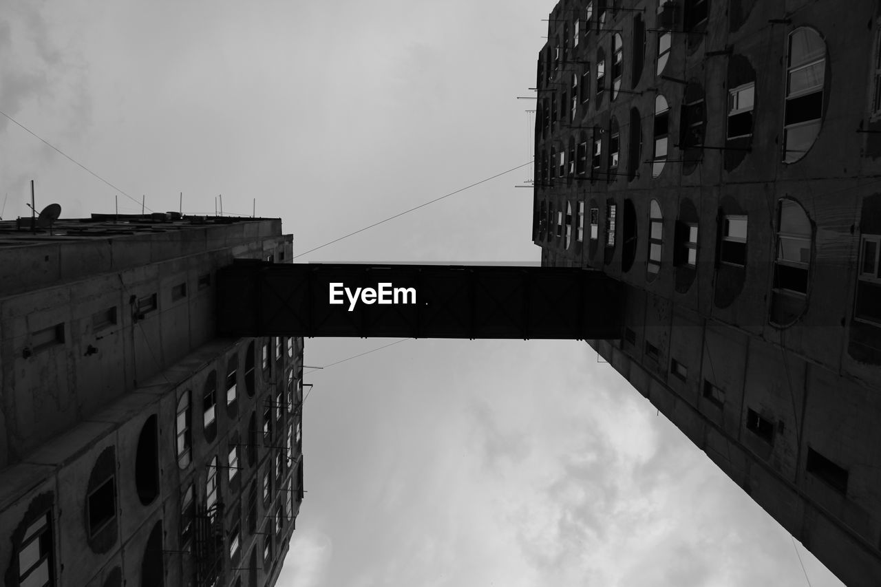 LOW ANGLE VIEW OF BUILDINGS AGAINST SKY IN CITY