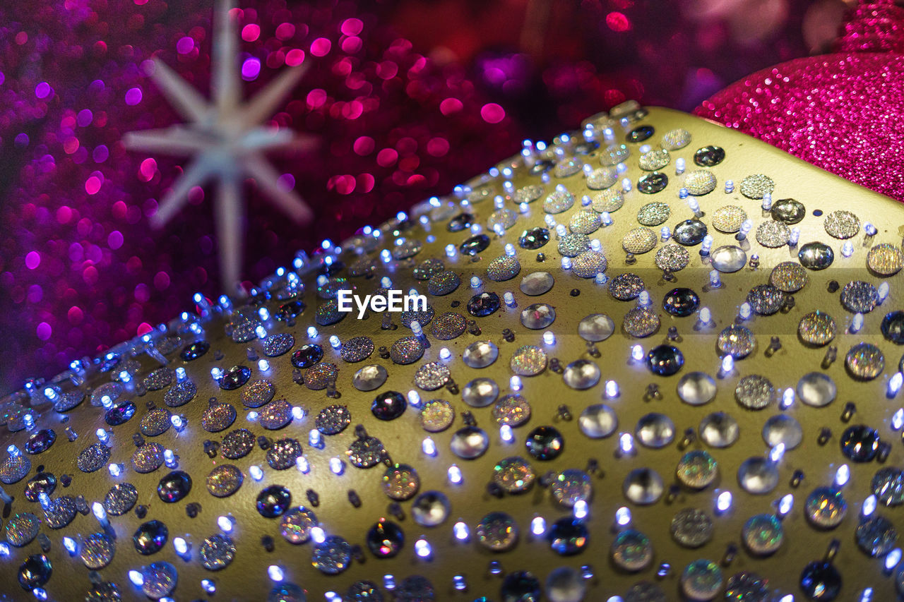 CLOSE-UP OF ILLUMINATED CHRISTMAS LIGHTS